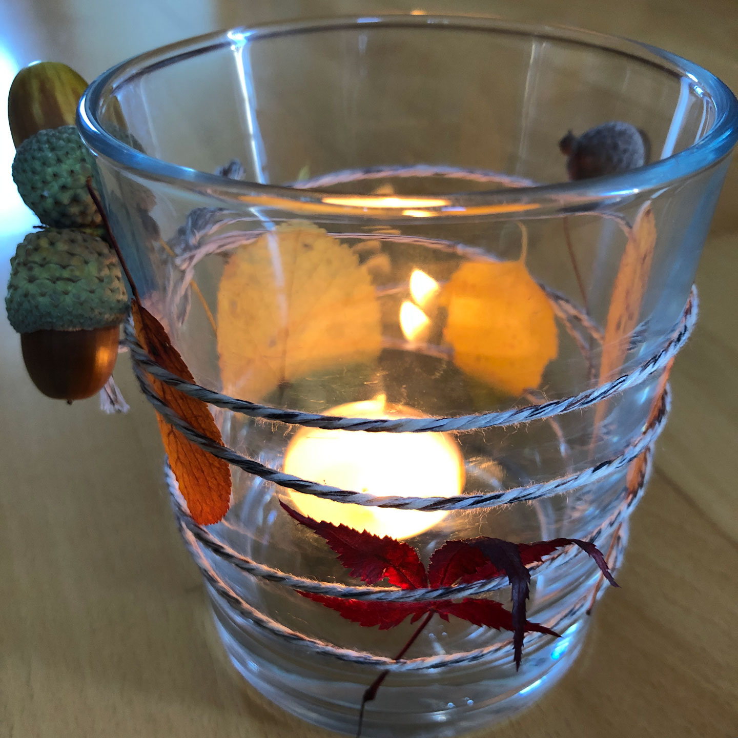 Herbstlich dekoriertes Teelichtglas
