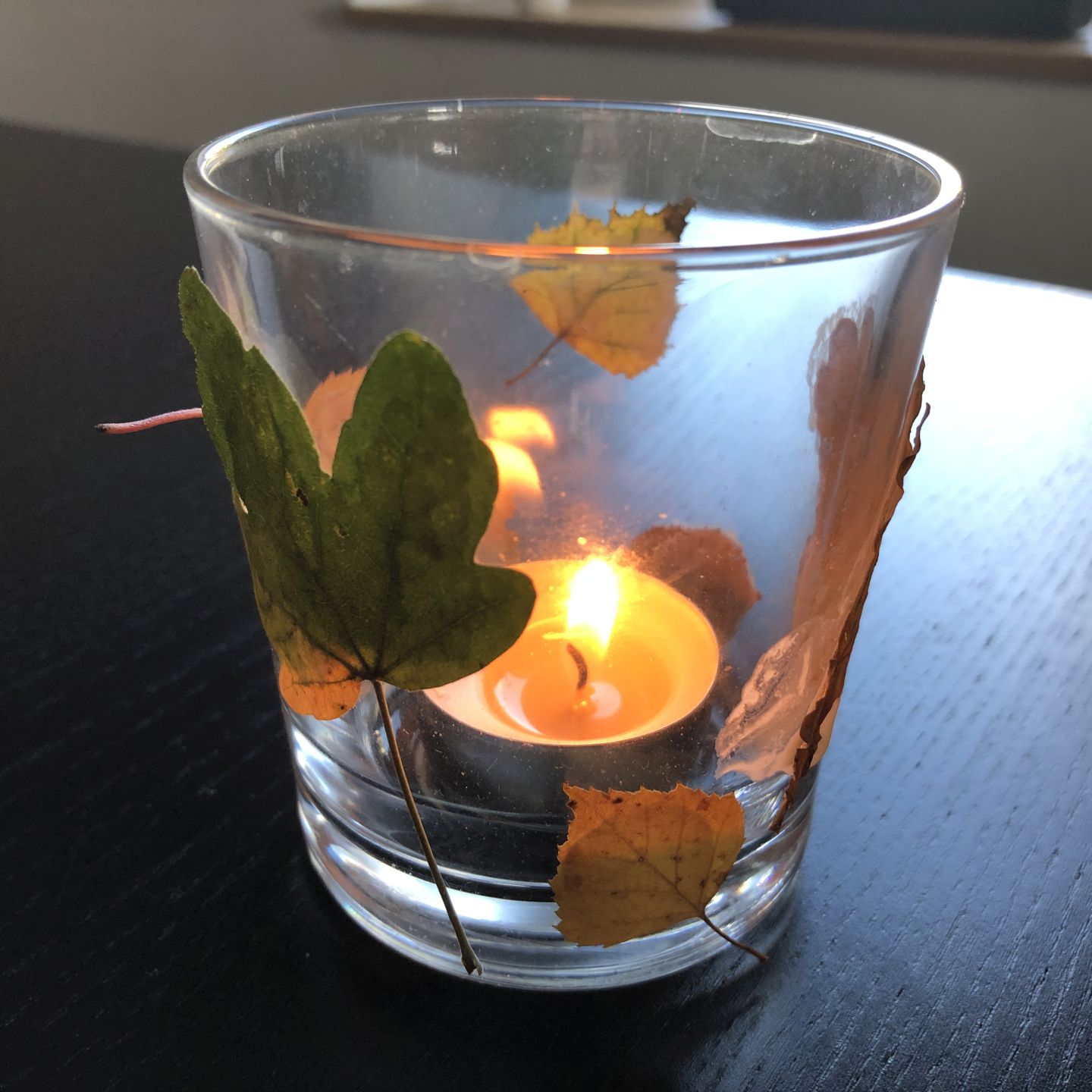 Teelichtglas mit herbstlicher Deko